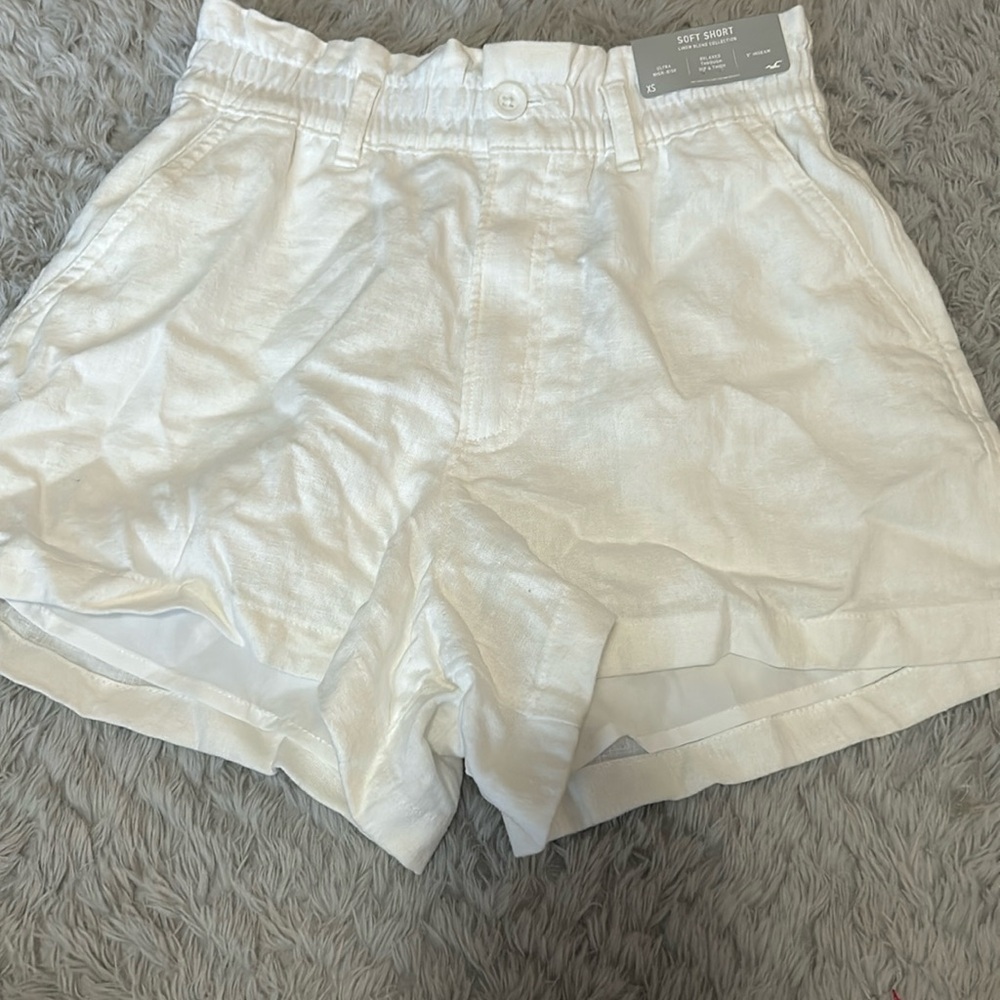 Hollister soft short, linen blend collection. Fits a size up